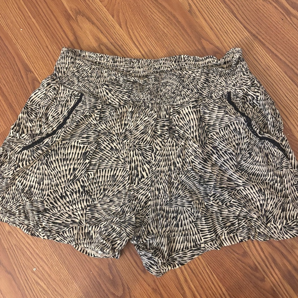 💥 Three Dots Beige Abstract Pull-On Shorts